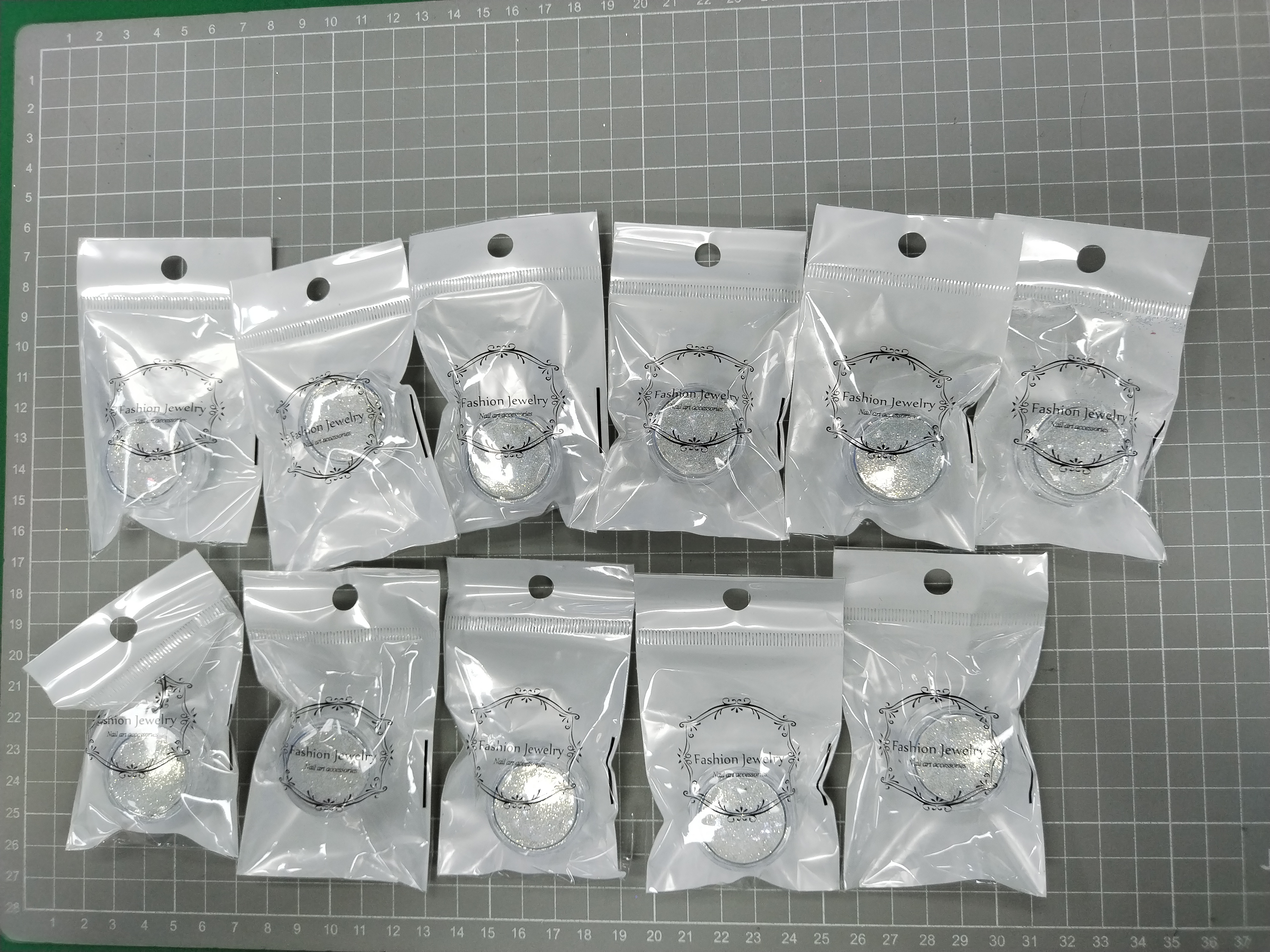 QC Photo - Women's DIY nail art glitter and sparkling decorations