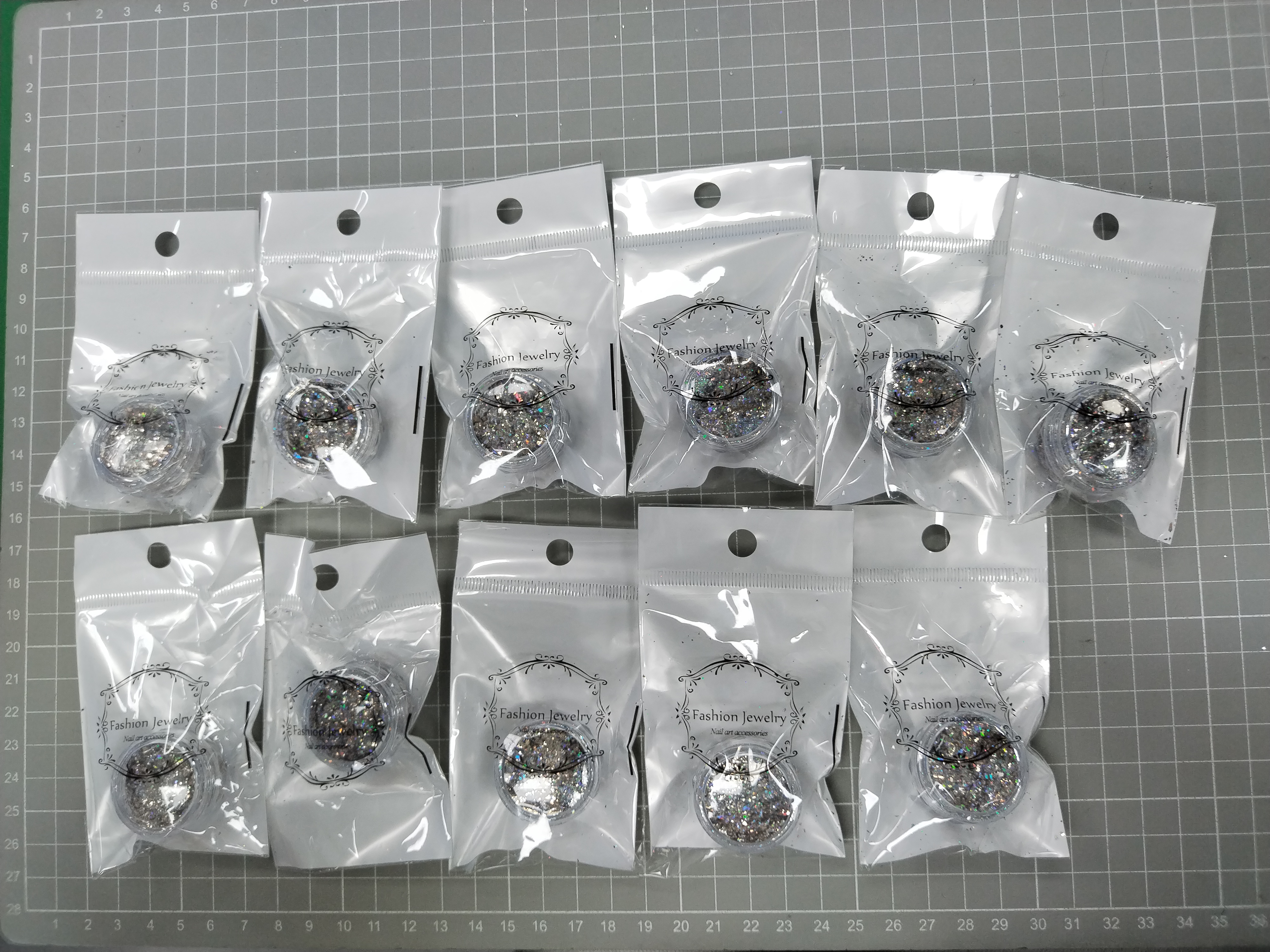 QC Photo - Women's DIY nail art glitter and sparkling decorations