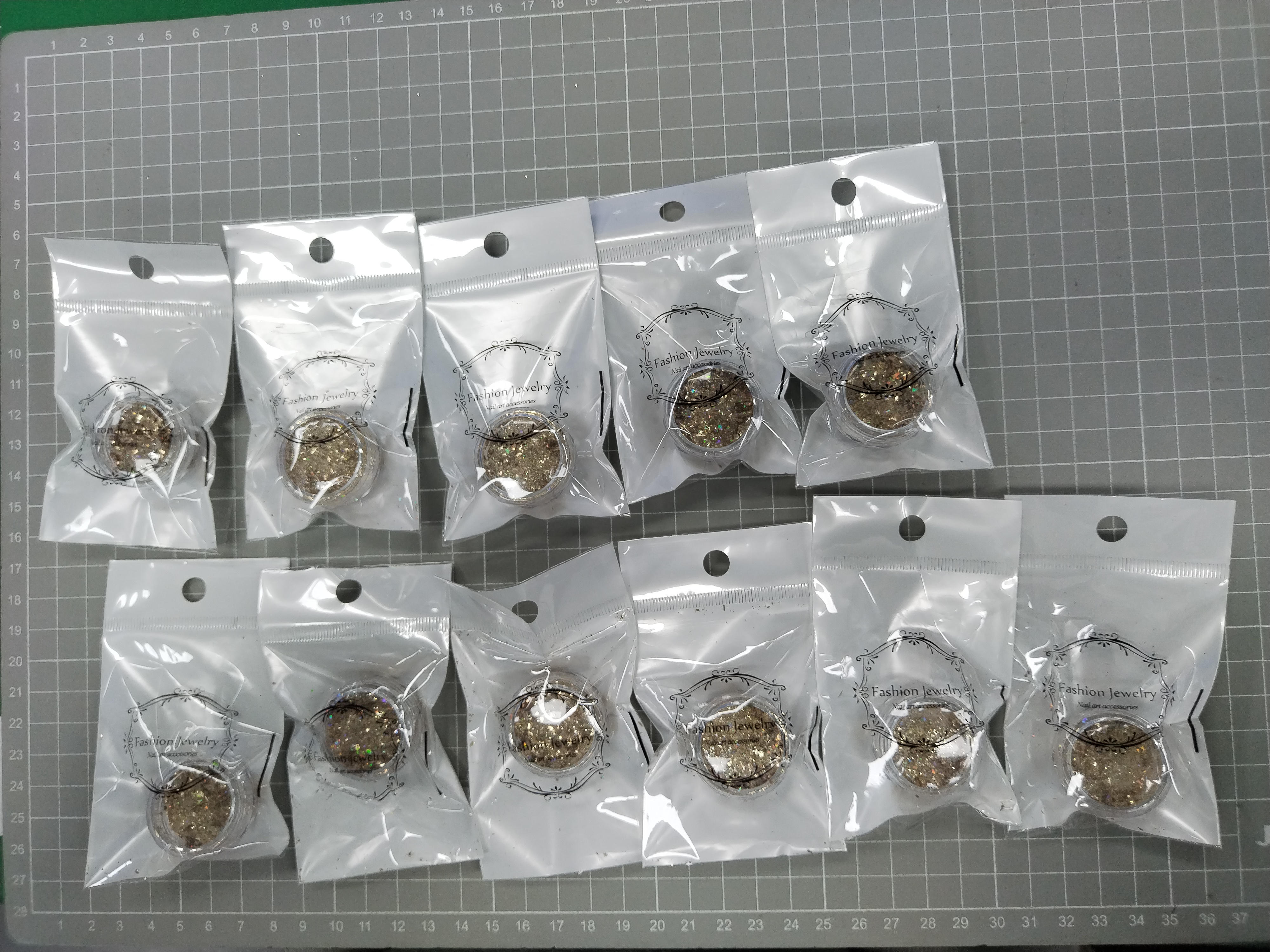 QC Photo - Women's DIY nail art glitter and sparkling decorations